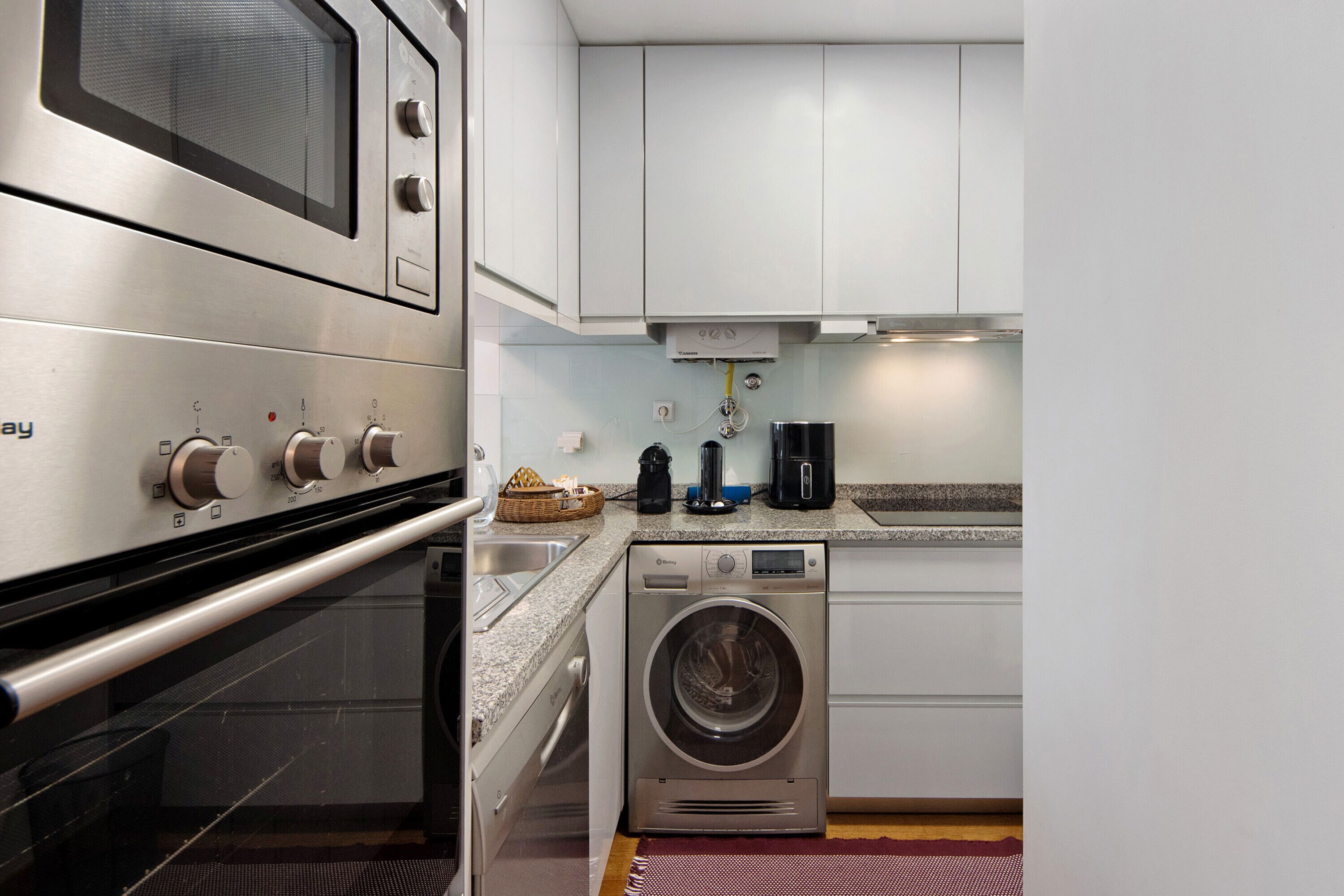 Een koelkast, een magnetron, een oven, een kookplaat