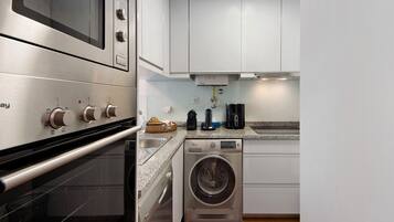 Een koelkast, een magnetron, een oven, een kookplaat