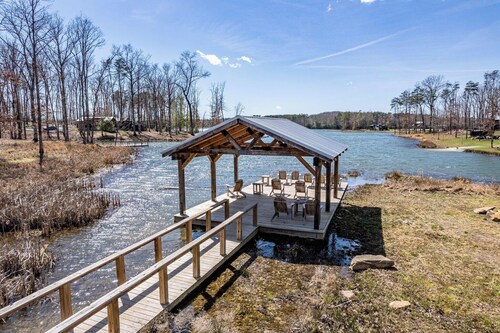 Cozy and quiet lake & mountain tiny home retreat. Fire pit + pet friendly!