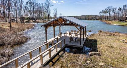 Cozy and quiet lake & mountain tiny home retreat. Fire pit + pet friendly!
