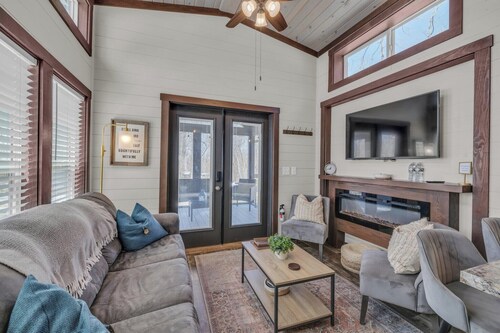 Cozy and quiet lake & mountain tiny home retreat. Fire pit + pet friendly!