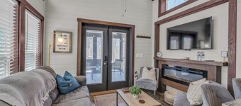 Cozy and quiet lake & mountain tiny home retreat. Fire pit + pet friendly!