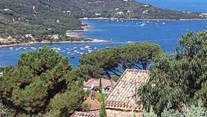 A coastal landscape with a view of the sea, boats, and buildings on the hillside. - Seaside vacations (Coti-Chiavari)
