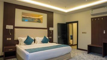 Caja de seguridad en la habitación y espacio para trabajar con laptop