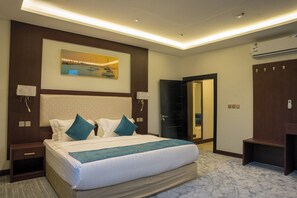 In-room safe, laptop workspace, blackout curtains, soundproofing - Aeli Al-thana for serviced apartments (Yanbu)