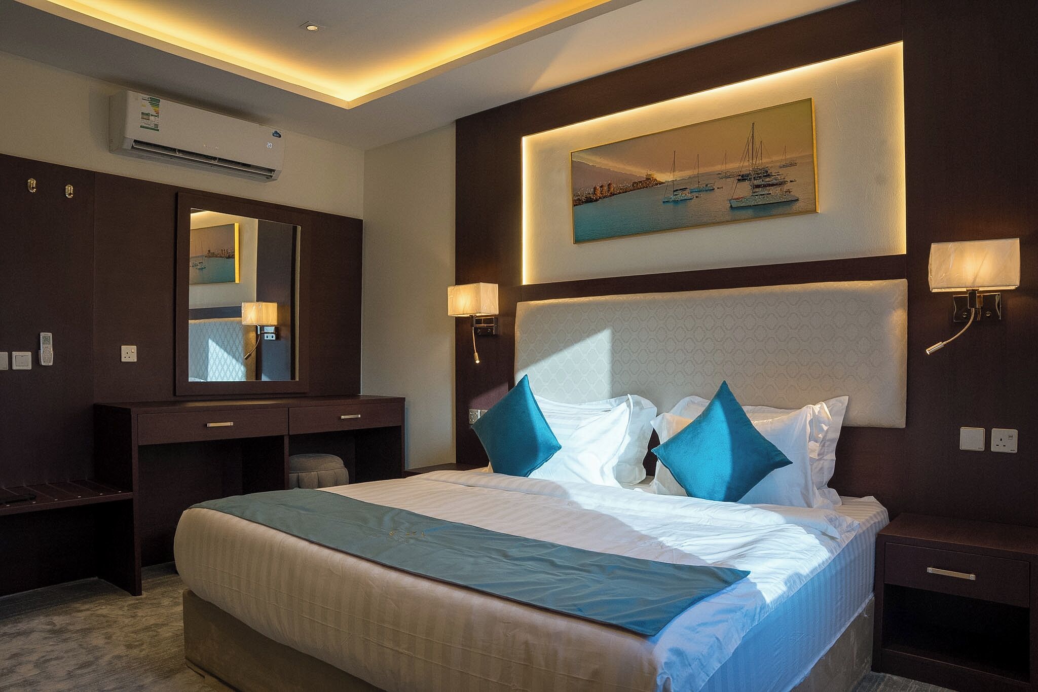 Värdeförvaringsskåp på rummet och arbetsyta för laptop