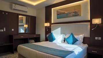 Värdeförvaringsskåp på rummet och arbetsyta för laptop