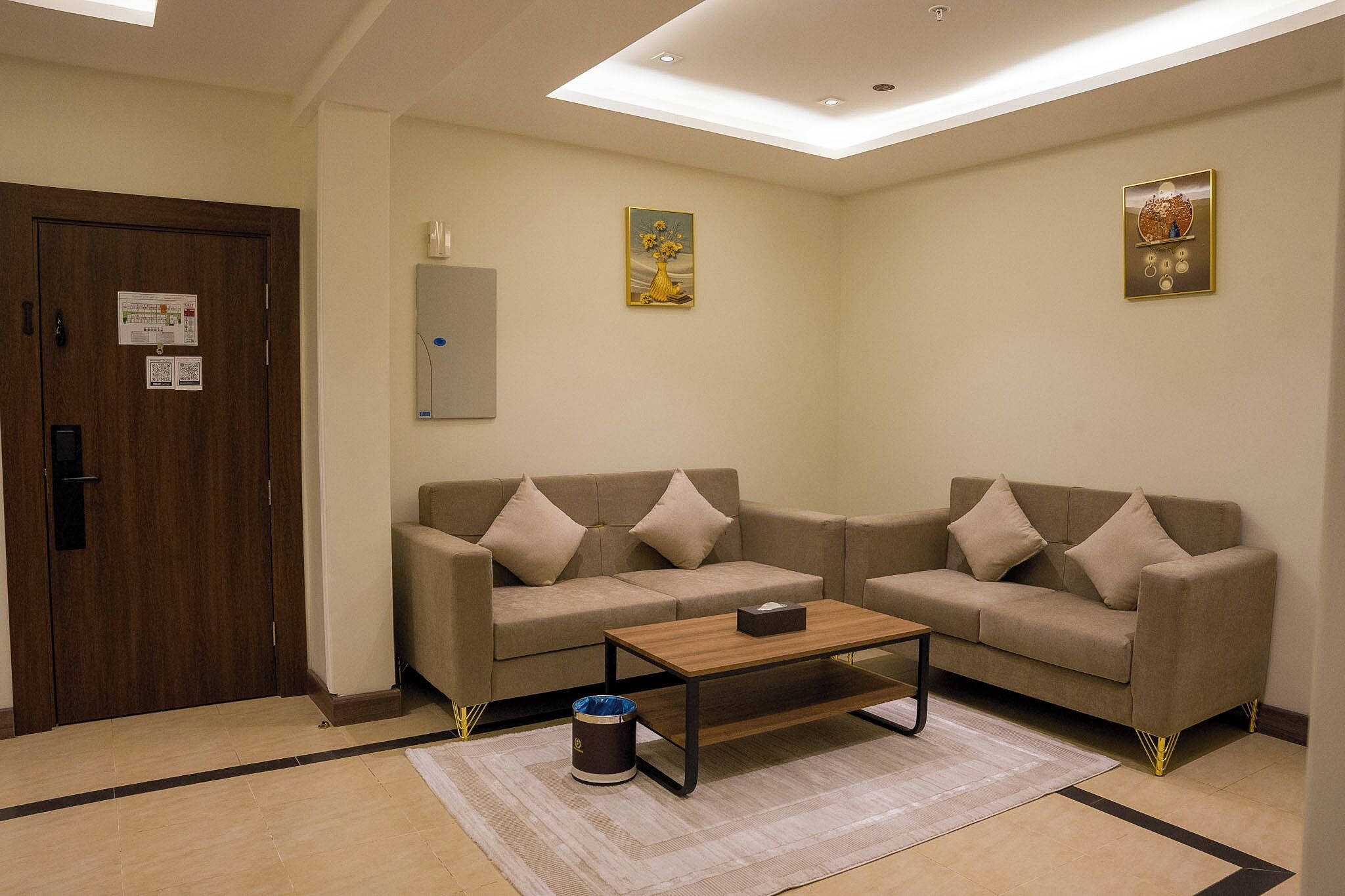 Caja de seguridad en la habitación y espacio para trabajar con laptop 