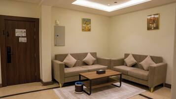 Caja de seguridad en la habitación y espacio para trabajar con laptop