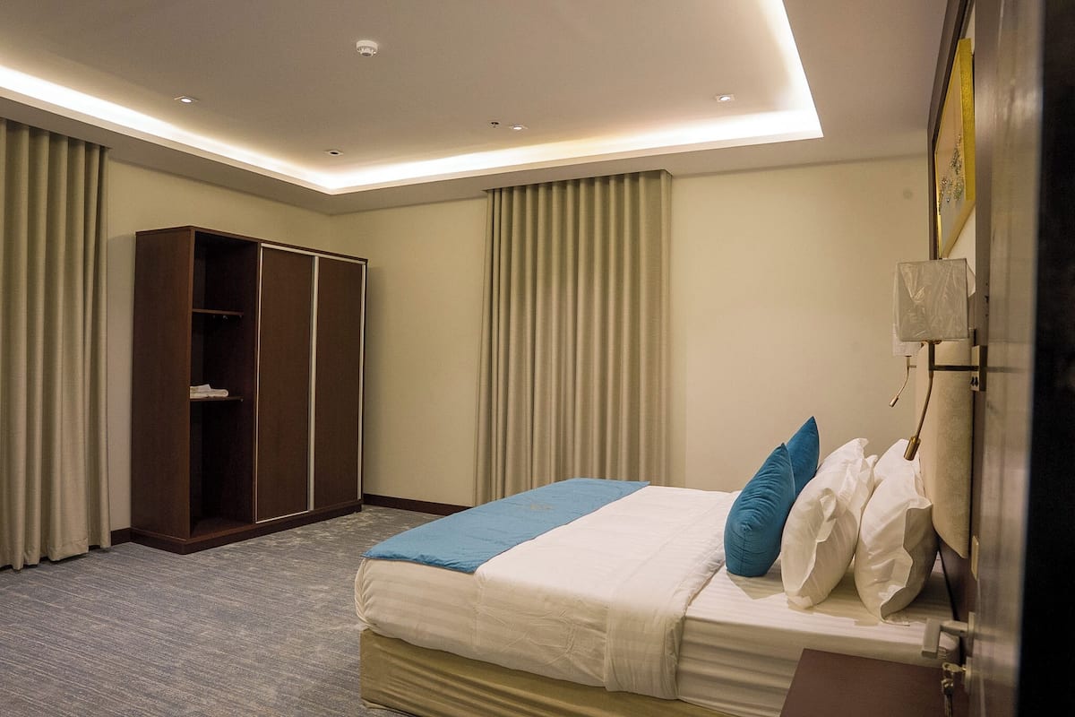 In-room safe, laptop workspace, blackout drapes, soundproofing