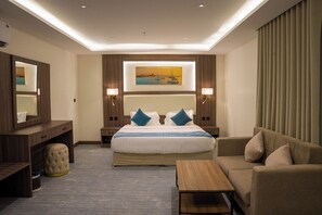 In-room safe, laptop workspace, blackout curtains, soundproofing - Aeli Al-thana for serviced apartments (Yanbu)