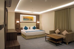 房內夾萬、手提電腦工作空間、遮光窗簾/窗簾、隔音