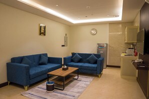 Suite económica, 1 habitación, servicio de limpieza, vista a la ciudad | Área de sala de estar