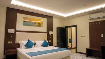 Caixa forta a l'habitació i espai de treball apte per a portàtils