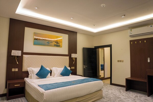 Caja de seguridad en la habitación y espacio para trabajar con laptop 