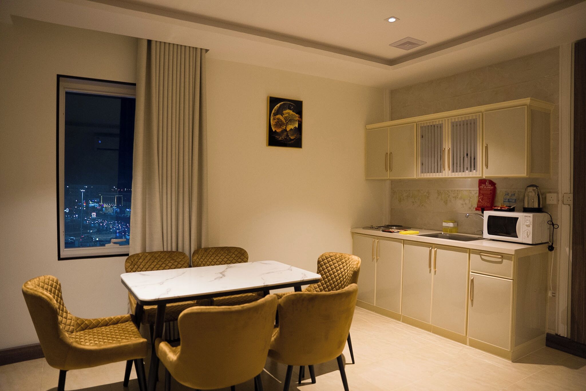 Køleskab, mikrobølgeovn, kogeplade, køkkentøj/tallerkener/redskaber