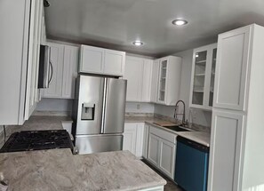 Réfrigérateur, four à micro-ondes, un four, surface de cuisson