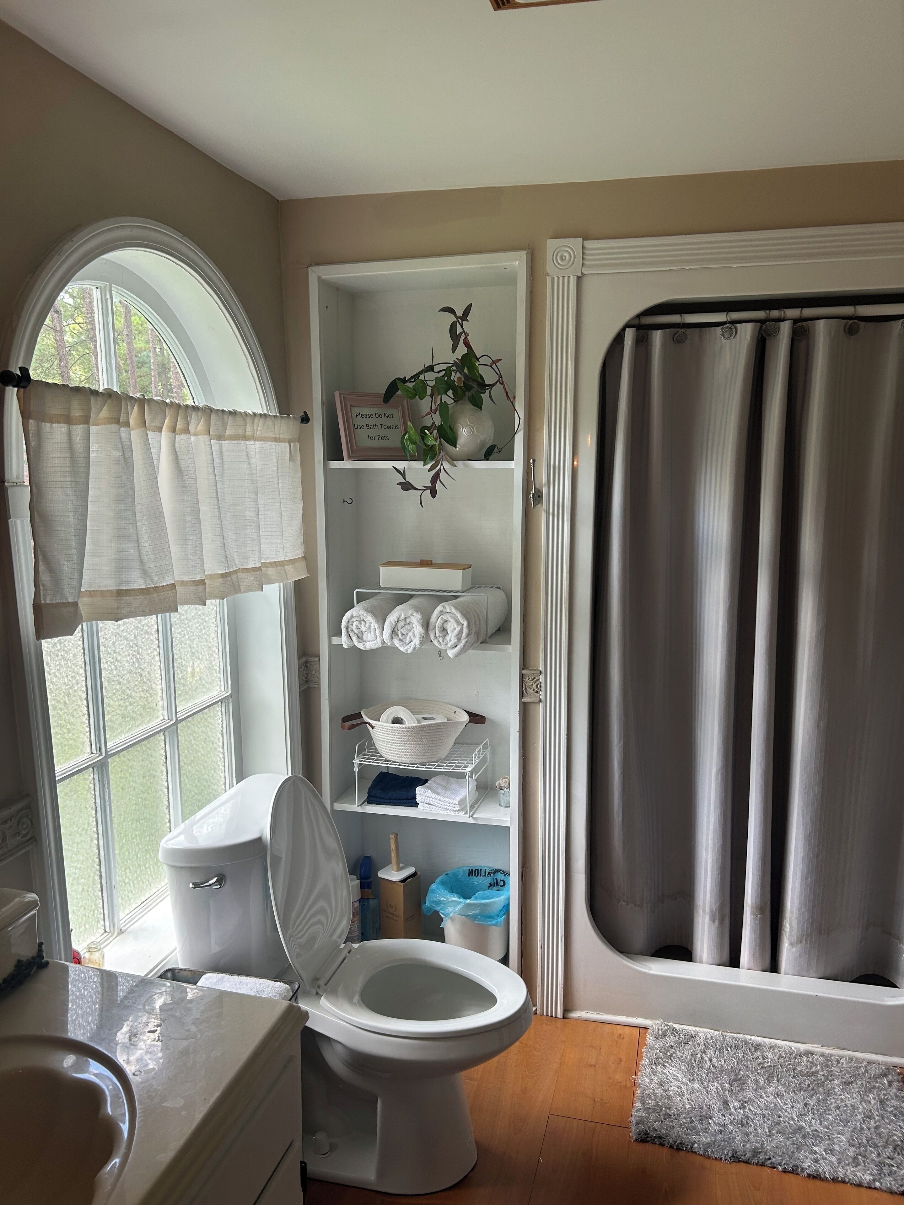 Regadera, toallas, jabón, papel de baño 