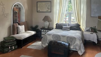 Een strijkplank/strijkijzer, wifi, beddengoed