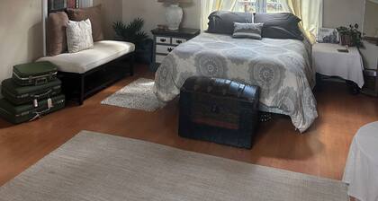 Chic bungalow with everything you need in Statesboro