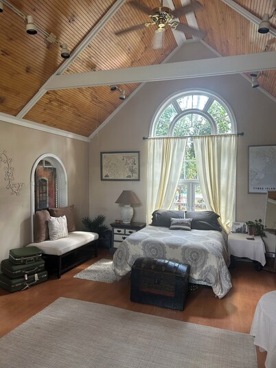 Chic bungalow with everything you need in Statesboro