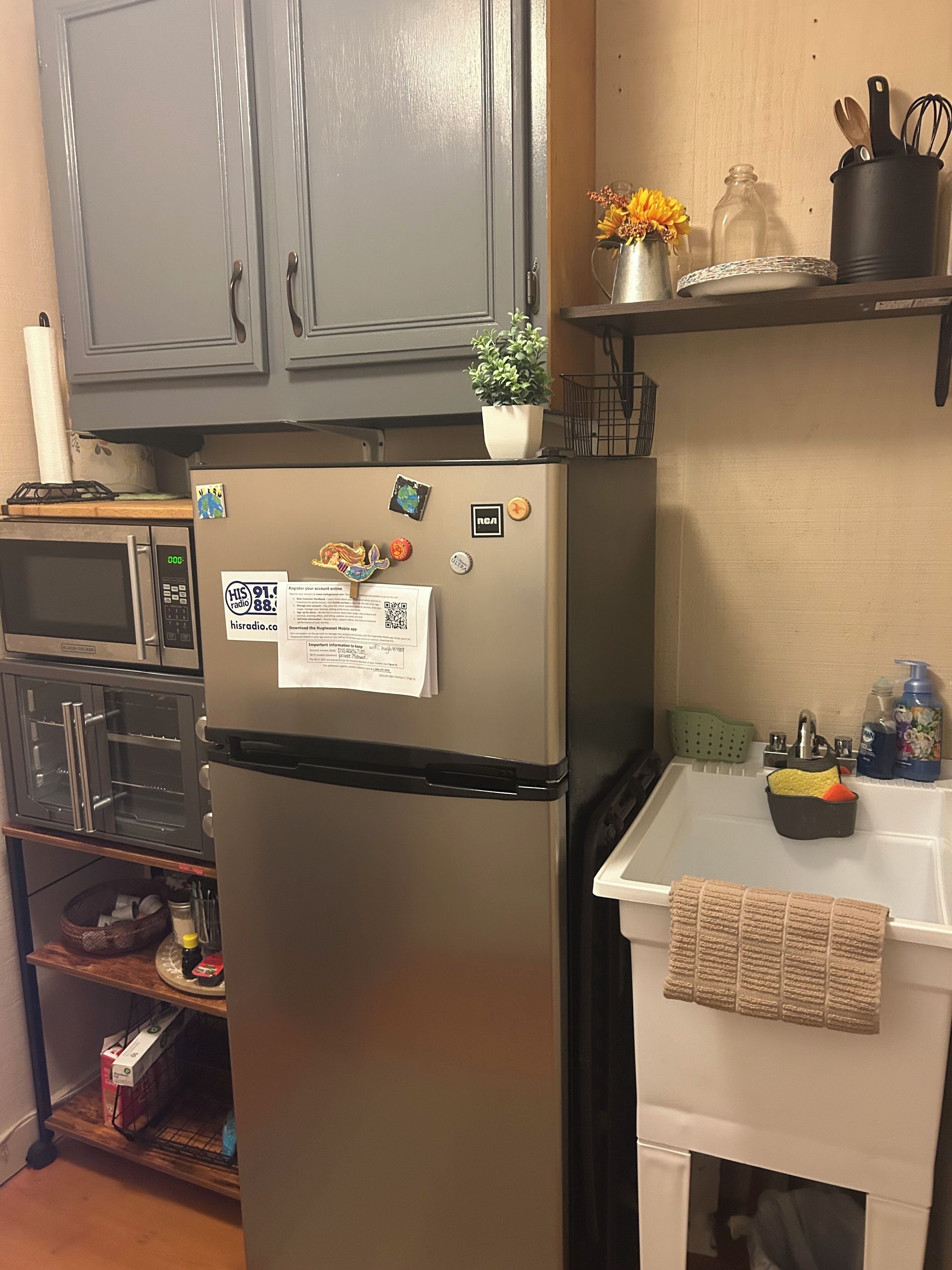 Kühlschrank, Mikrowelle, Ofen, Wasserkocher mit Kaffee-/Teezubehör