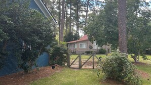 Il s’agit d’une propriété résidentielle comprenant une maison, une terrasse en bois et une pelouse.