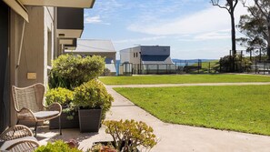 المنطقة المحيطة بالمنشأة