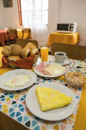 Free daily continental breakfast - Casa de Baraybar (Miraflores)