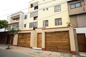 Vista frontal de la propiedad