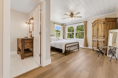 Luxury Farmhouse Haven - Hike, Relax, BBQ, 25 mins to AVL