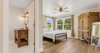 Luxury Farmhouse Haven - Hike, Relax, BBQ, 25 mins to AVL