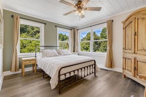 5 bedrooms, desk, iron/ironing board, free WiFi