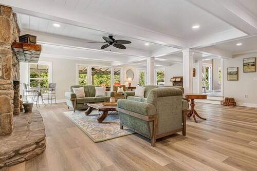 Luxury Farmhouse Haven - Hike, Relax, BBQ, 25 mins to AVL