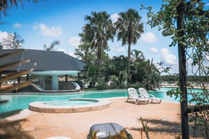 3 piscinas externas, guarda-sóis, espreguiçadeiras