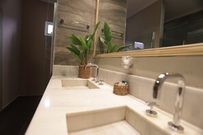 Habitació doble executiva, 1 llit doble, vistes al riu | Bany | Assecador de cabells, tovalloles, sabó i xampú 