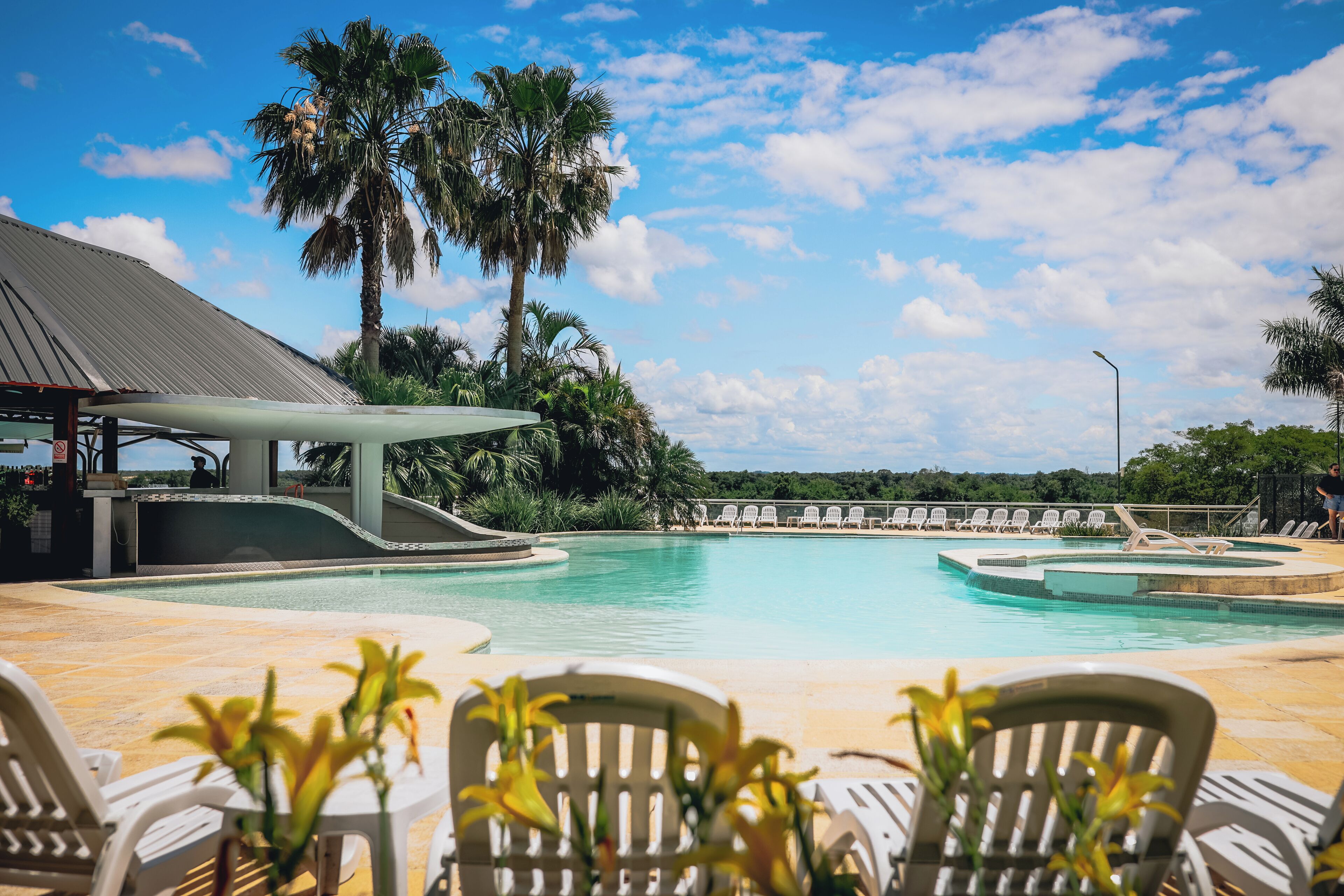 3 utendørsbassenger, bassengparasoller og solsenger