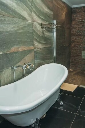 Executive Double Room, River View | Bathroom