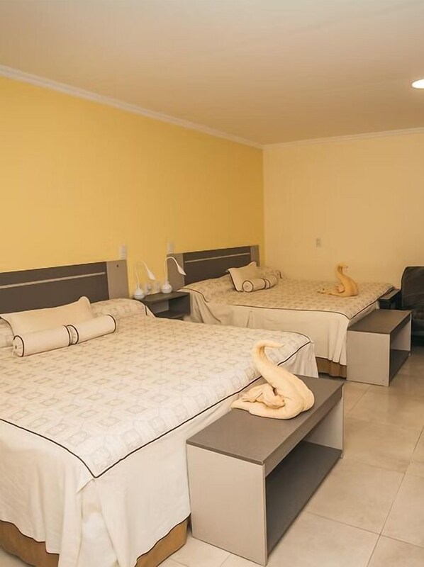 Executive tweepersoonskamer, uitzicht op rivier | Een minibar, een kluis op de kamer, een strijkplank/strijkijzer