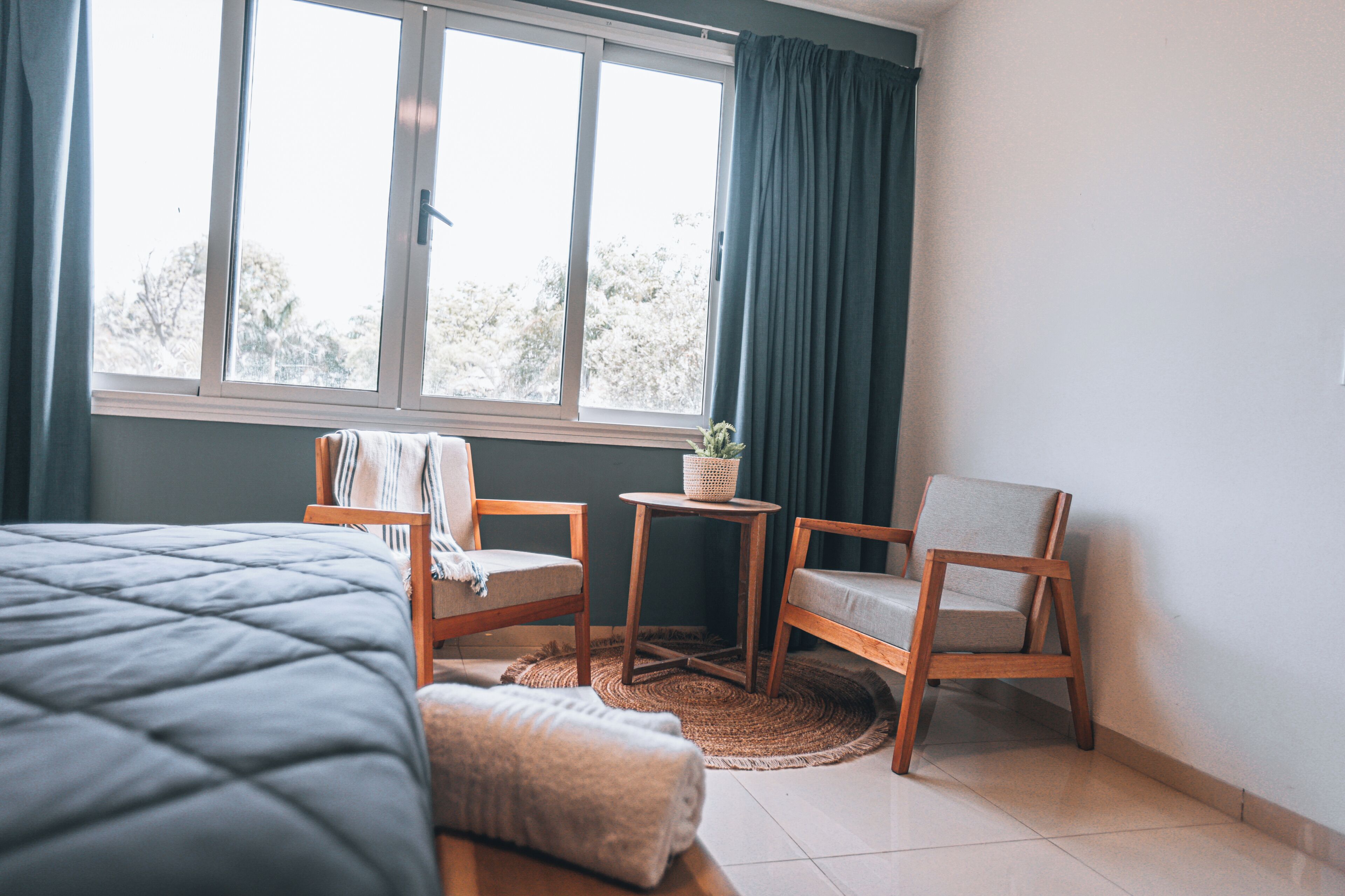 Deluxe driepersoonskamer, uitzicht op park | Een minibar, een kluis op de kamer, een strijkplank/strijkijzer