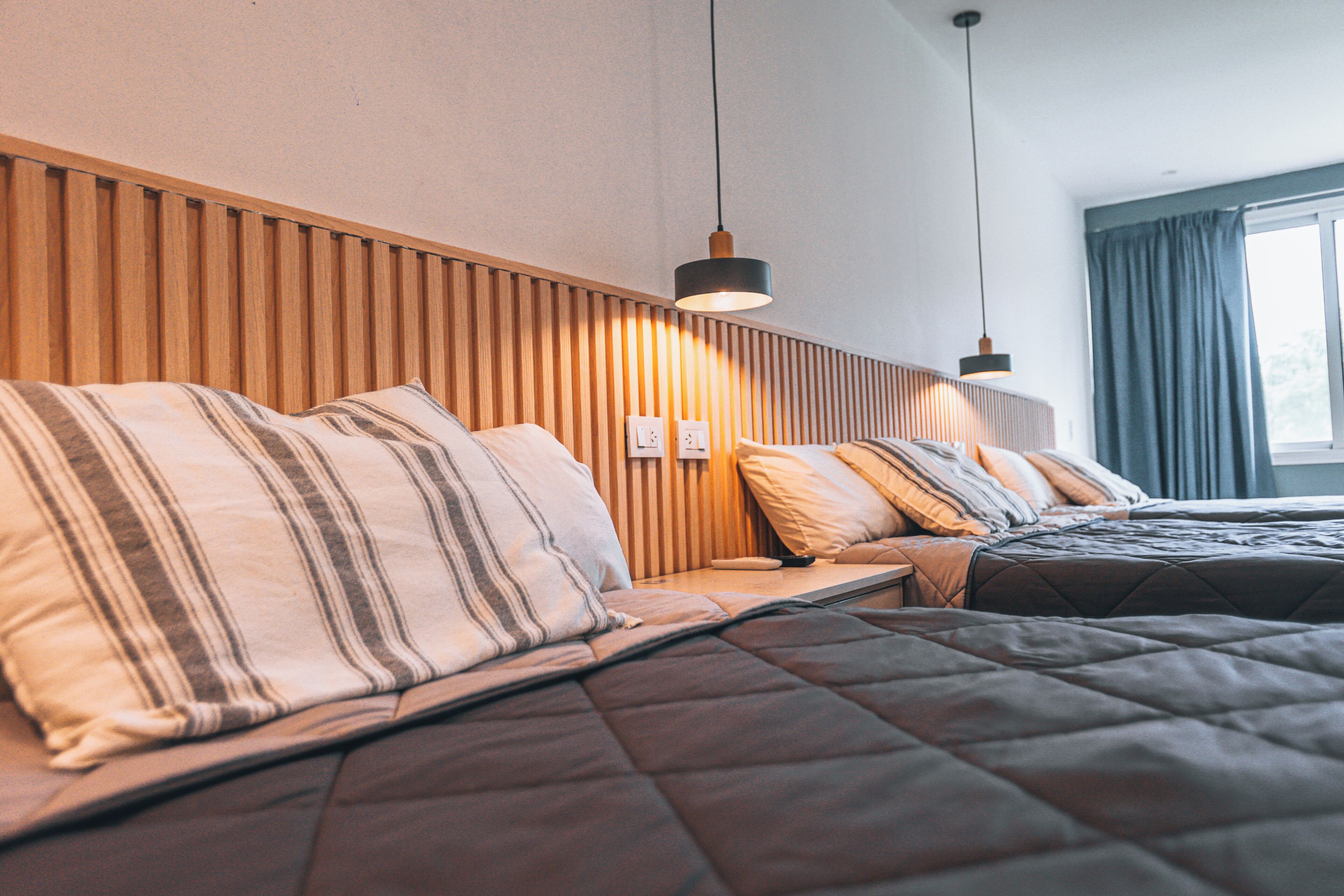 Deluxe driepersoonskamer, uitzicht op park | Een minibar, een kluis op de kamer, een strijkplank/strijkijzer