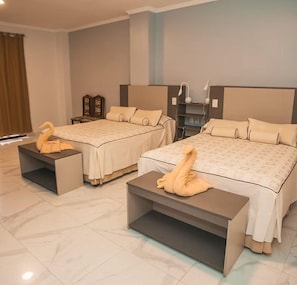 Executive tweepersoonskamer, uitzicht op rivier | Een minibar, een kluis op de kamer, een strijkplank/strijkijzer