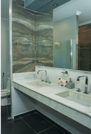 Executive tweepersoonskamer, uitzicht op rivier | Badkamer | Een haardroger, handdoeken, zeep, shampoo