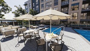 A rooftop pool area with lounge chairs, umbrellas, and a pool table. - Family Friendly Avelle 1BR Condo w Hot Tub & Pool (Mountain View)