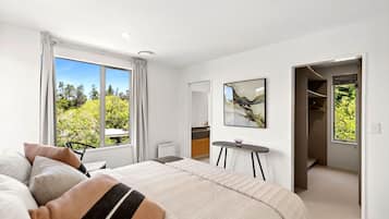 Iron/ironing board, travel crib, WiFi, bed sheets