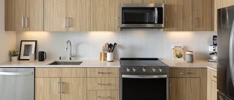 Réfrigérateur, four à micro-ondes, un four, surface de cuisson