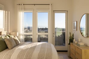 Iron/ironing board, bed sheets