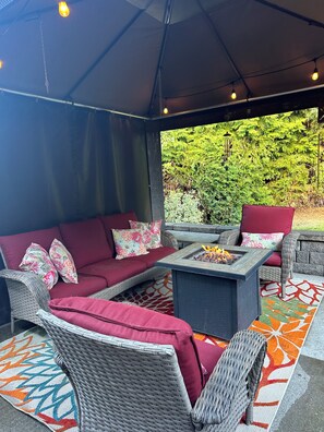 Terrace/patio - Comfy Home in the heart of wine country. Walk to wine tasting, Pet Friendly. (Carlton)