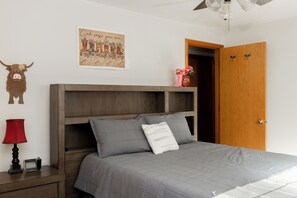 2 bedrooms, internet, bed sheets - Comfy Home in the heart of wine country. Walk to wine tasting, Pet Friendly. (Carlton)