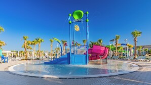 Parque acuático con toboganes y una fuente central de agua.